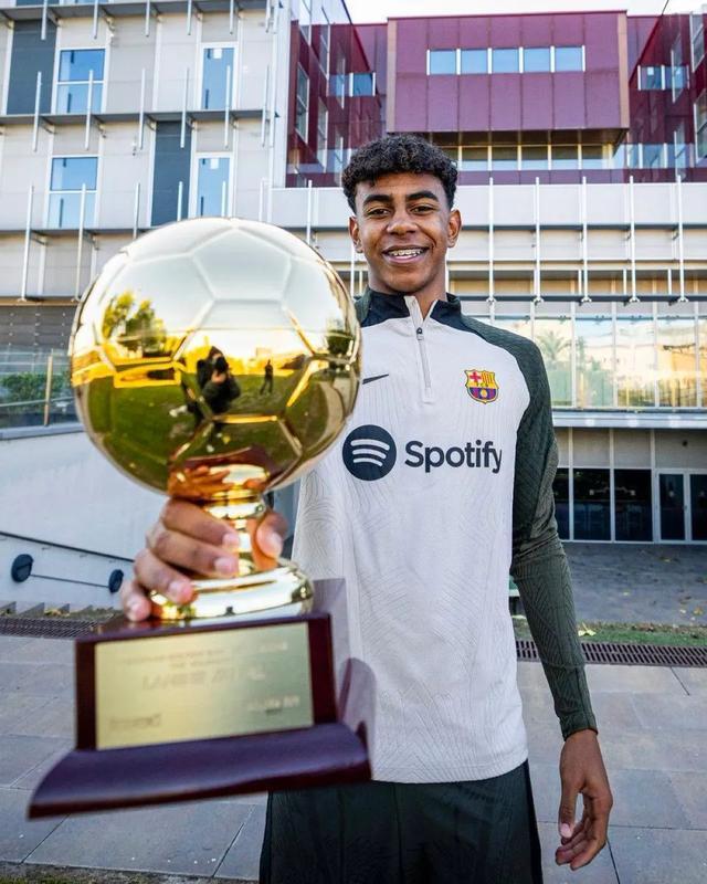 曼联与西汉姆联之战，梅诺再次坐足90分钟冷板凳。