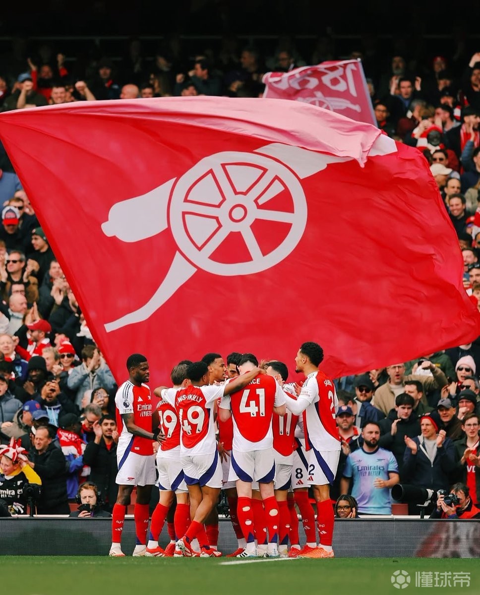 圣诞工作被批没家人，罗马诺怼网友：你发的比我多，管好自己（被骂圣诞还工作没家人？罗马诺回击：你发得比我多，先管好自己）