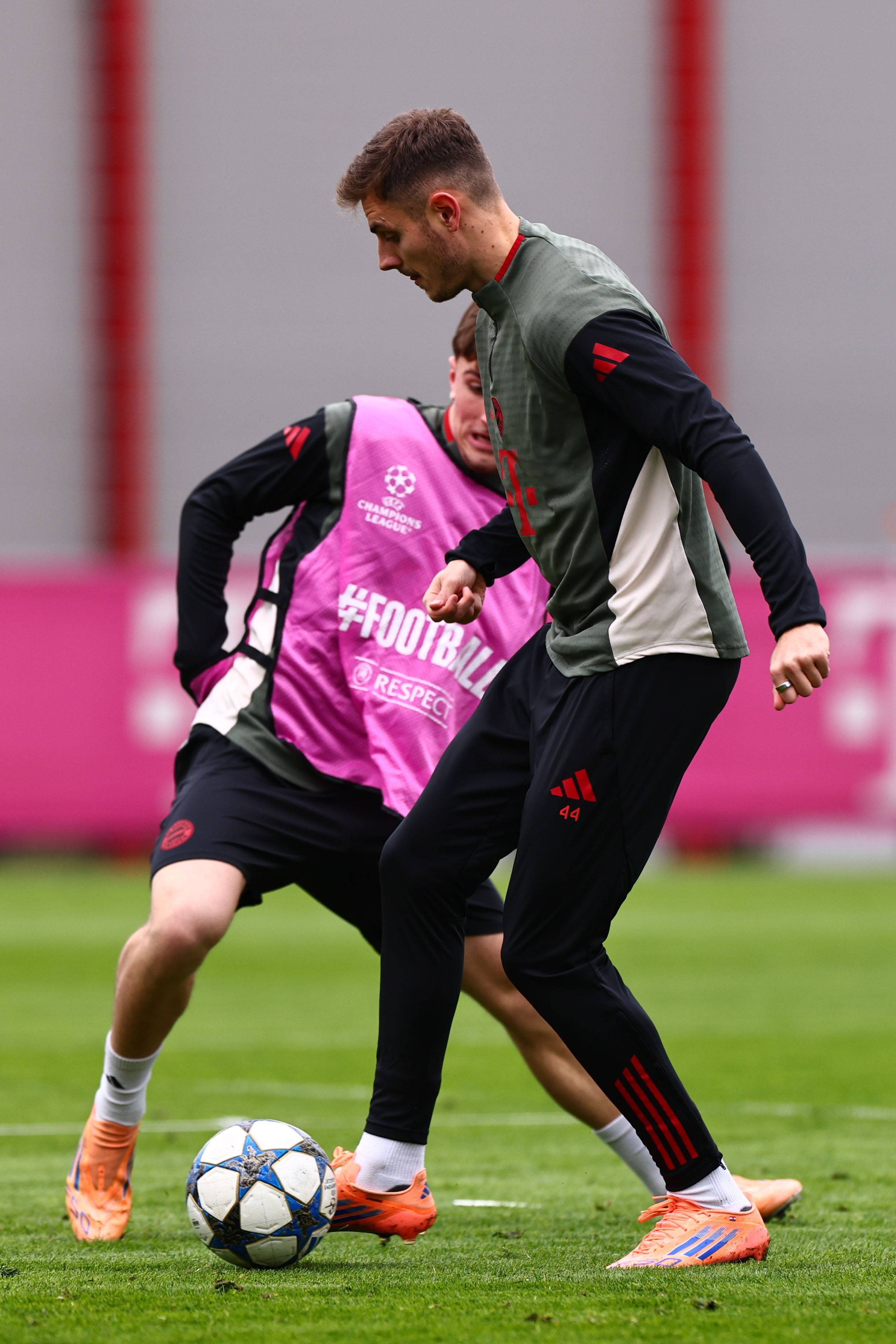 斯帕莱蒂：当后卫不是就为了断对手的球，拿球时要享受比赛（斯帕莱蒂：后卫职责不止断球，持球要享受比赛）