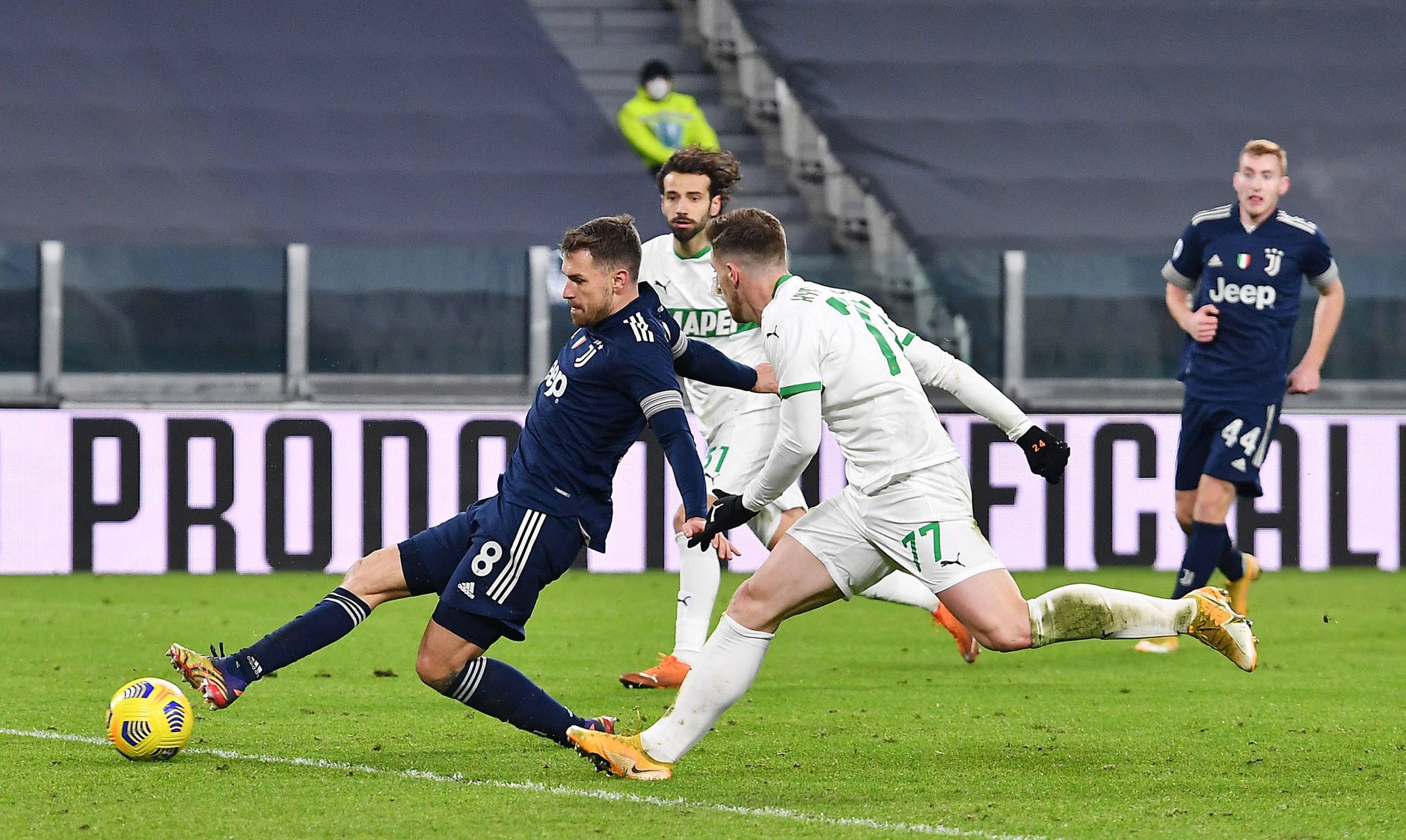 中超黑马酝酿重磅引援，锁定本土强力铁腰，海港同意放人，三赢之举（中超黑马谋重磅补强：锁定本土硬核后腰，海港点头放行，三方共赢）