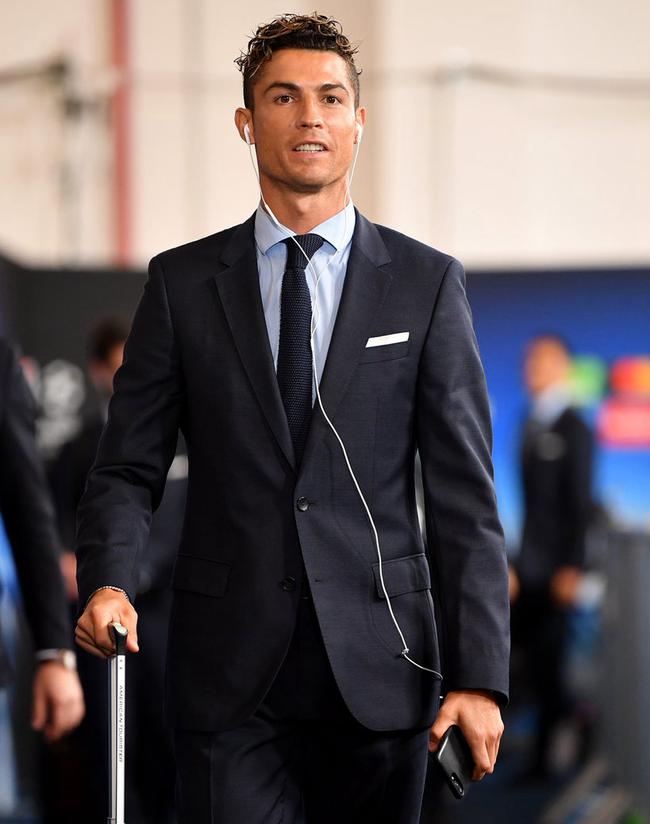 切尔西遭遇离奇伤病！帕尔默家中撞门伤及脚趾，出战成疑（切尔西再遇怪伤：帕尔默家中撞门致趾伤，出战成疑）